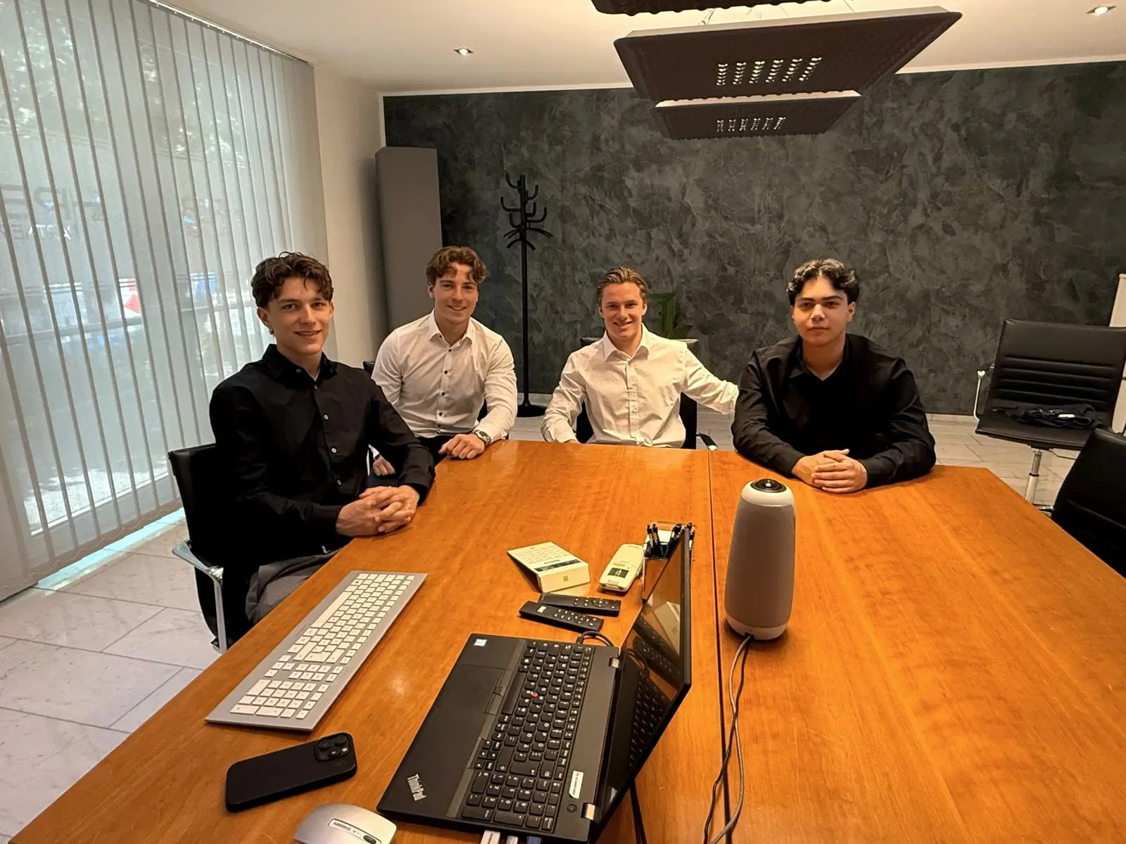 Das vierköpfige Traffox-Team am Konferenztisch im Büro in Hilden